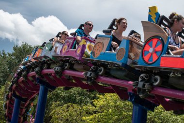 Orlando, Florida. 07 Ağustos 2019. İnsanlar Super Grovers Box Car Derby zevk. Seaworld 20'deki Susam Sokağı'nda aile dostu bir lunapark trenidir.
