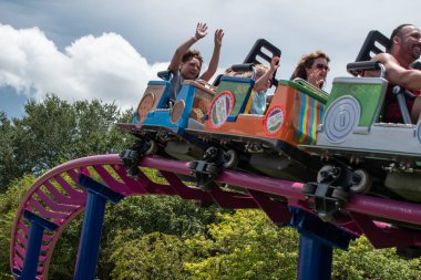 Orlando, Florida. 07 Ağustos 2019. İnsanlar Super Grovers Box Car Derby zevk. Seaworld 24'teki Susam Sokağı'nda bir aile dostu lunapark trenidir.