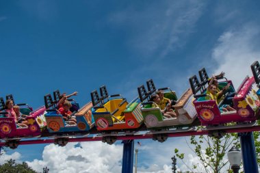 Orlando, Florida. 07 Ağustos 2019. İnsanlar Super Grovers Box Car Derby zevk. Seaworld 30'daki Susam Sokağı'nda aile dostu bir lunapark trenidir.