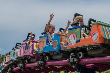 Orlando, Florida. 07 Ağustos 2019. İnsanlar Super Grovers Box Car Derby zevk. Seaworld 32'deki Susam Sokağı'nda bir aile dostu lunapark trenidir.