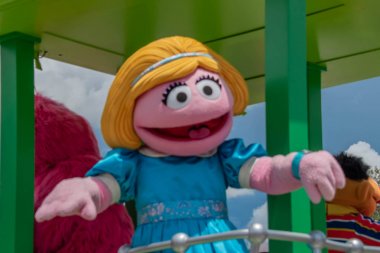 Orlando, Florida. 07 Ağustos 2019. Seaworld 4 Susam Caddesi'nde renkli yüzen Prairie Dawn.