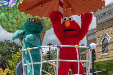 Orlando, Florida. 07 Ağustos 2019. Rosita ve Elmo Seaworld 2 susam sokakta