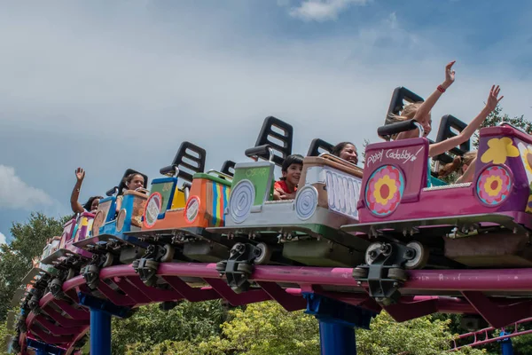 Orlando, Florida. 07 Ağustos 2019. İnsanlar Super Grovers Box Car Derby zevk. Seaworld 31'deki Susam Sokağı'nda bir aile dostu lunapark trenidir.