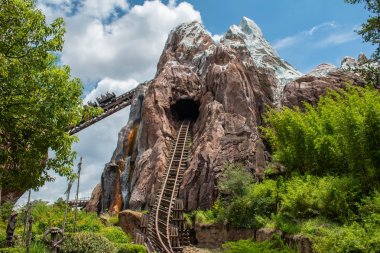 Orlando, Florida. 14 Ağustos 2019. Hayvanlar Alemi'nde eğlenceli inanılmaz Expedition Everest olan insanların üst görünümü (149).