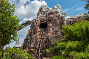 Orlando, Florida. 14 Ağustos 2019. Hayvanlar Alemi'nde eğlenceli inanılmaz Expedition Everest olan insanların üst görünümü (150).