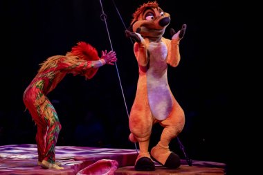 Orlando, Florida. 14 Ağustos 2019. Maymun akrobat ve Timon Hayvanlar Alemi'nde Aslan Kral Festivali (49)