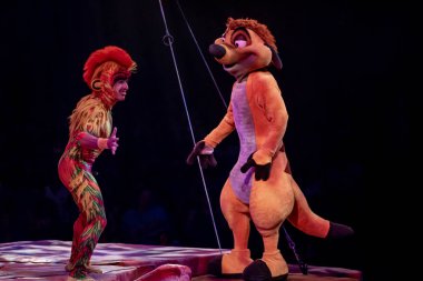 Orlando, Florida. 14 Ağustos 2019. Maymun akrobat ve Timon Hayvanlar Alemi'nde Aslan Kral Festivali (50)