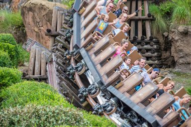 Orlando, Florida. 14 Ağustos 2019. Hayvanlar Alemi'nde müthiş Expedition Everest rollercoaster zevk İnsanlar (182).