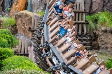 Orlando, Florida. 14 Ağustos 2019. İnsanlar eğlence Expedition Everest rollercoaster tatil yaz aylarında, Animal Kingdom (198))