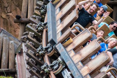 Orlando, Florida. 14 Ağustos 2019. İnsanlar eğlence Expedition Everest rollercoaster tatil yaz aylarında, Animal Kingdom (200)