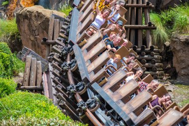 Orlando, Florida. 14 Ağustos 2019. İnsanlar eğlence Expedition Everest rollercoaster tatil yaz aylarında, Animal Kingdom (204)