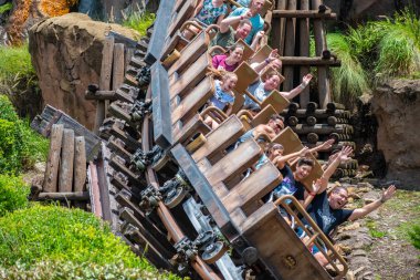 Orlando, Florida. 14 Ağustos 2019. İnsanlar eğlence Expedition Everest rollercoaster tatil yaz aylarında, Animal Kingdom (210)