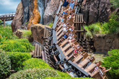 Orlando, Florida. 14 Ağustos 2019. İnsanlar eğlence Expedition Everest rollercoaster tatil yaz aylarında, Animal Kingdom (216)