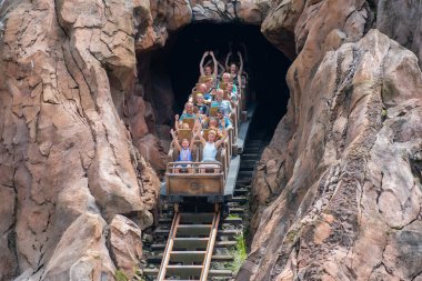Orlando, Florida. 14 Ağustos 2019. Walt Disney World Hayvanlar Alemi'nde eğlence Expedition Everest rollercoaster sahip İnsanlar (3).
