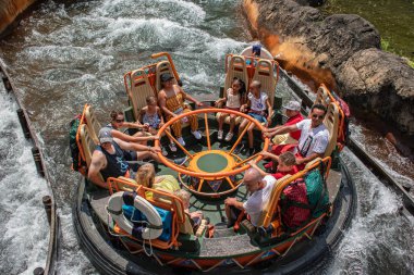Orlando, Florida. 14 Ağustos 2019. Walt Disney World Hayvanlar Alemi'nde eğlence Expedition Everest rollercoaster sahip İnsanlar (9).
