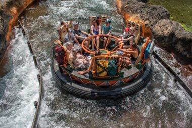 Orlando, Florida. 14 Ağustos 2019. Walt Disney World Hayvanlar Alemi'nde eğlence Expedition Everest rollercoaster olan insanlar (13)