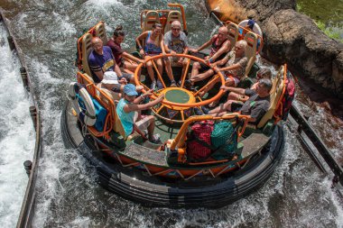 Orlando, Florida. 14 Ağustos 2019. Walt Disney World Hayvanlar Alemi'nde eğlence Expedition Everest rollercoaster olan insanlar (26).