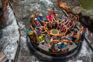 Orlando, Florida. 14 Ağustos 2019. Walt Disney World Hayvanlar Alemi'nde eğlence Expedition Everest rollercoaster olan insanlar (25)