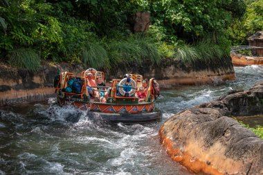 Orlando, Florida. 14 Ağustos 2019. Walt Disney World Hayvanlar Alemi'nde eğlence Expedition Everest rollercoaster olan insanlar (28)