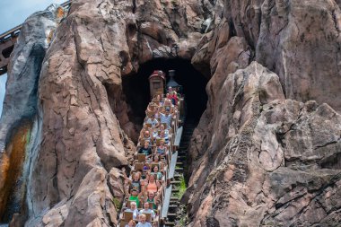 Orlando, Florida. 14 Ağustos 2019. Walt Disney World Hayvanlar Alemi'nde Eğlence Expedition Everest rollercoaster sahip İnsanlar (34)