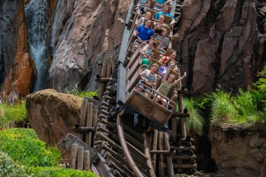 Orlando, Florida. 14 Ağustos 2019. Walt Disney World Hayvanlar Alemi'nde eğlence Expedition Everest rollercoaster olan insanlar (37)
