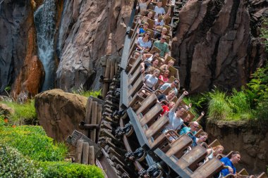 Orlando, Florida. 14 Ağustos 2019. Walt Disney World Hayvanlar Alemi'nde eğlence Expedition Everest rollercoaster olan insanlar (38)