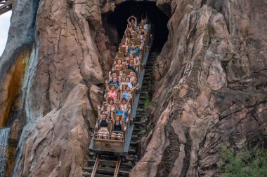 Orlando, Florida. 14 Ağustos 2019. Walt Disney World Hayvanlar Alemi'nde eğlence Expedition Everest rollercoaster olan insanlar (42).