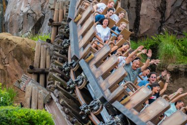 Orlando, Florida. 14 Ağustos 2019. Walt Disney World Hayvanlar Alemi'nde eğlence Expedition Everest rollercoaster olan insanlar (40).