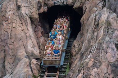 Orlando, Florida. 14 Ağustos 2019. Walt Disney World Hayvanlar Alemi'nde eğlence Expedition Everest rollercoaster olan insanlar (46).