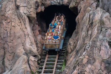 Orlando, Florida. 14 Ağustos 2019. Walt Disney World Hayvanlar Alemi'nde eğlence Expedition Everest rollercoaster olan insanlar (45)