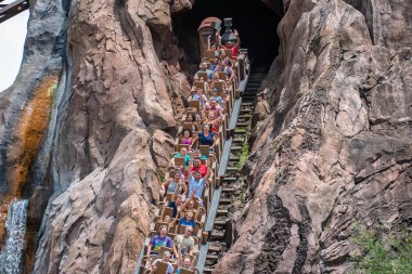 Orlando, Florida. 14 Ağustos 2019. İnsanlar Hayvanlar Alemi (16) de eğlenceli müthiş Expedition Everest rollercoaster sahip)