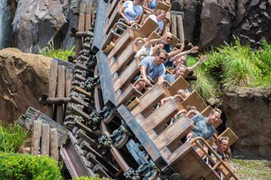 Orlando, Florida. 14 Ağustos 2019. İnsanlar Hayvanlar Alemi (20 de eğlenceli müthiş Expedition Everest rollercoaster sahip)