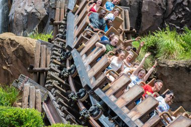 Orlando, Florida. 14 Ağustos 2019. İnsanlar Hayvanlar Alemi (21 de eğlenceli müthiş Expedition Everest rollercoaster sahip)