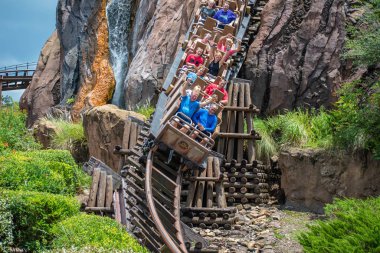 Orlando, Florida. 14 Ağustos 2019. İnsanlar Hayvanlar Alemi (34 de eğlenceli müthiş Expedition Everest rollercoaster sahip).