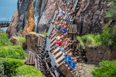 Orlando, Florida. 14 Ağustos 2019. İnsanlar Hayvanlar Alemi (35 de eğlenceli müthiş Expedition Everest rollercoaster sahip)