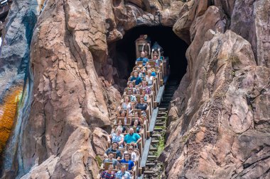 Orlando, Florida. 14 Ağustos 2019. İnsanlar Hayvanlar Alemi (48 de eğlenceli müthiş Expedition Everest rollercoaster sahip)