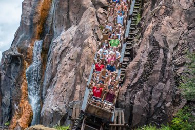 Orlando, Florida. 14 Ağustos 2019. İnsanlar Hayvanlar Alemi (55 de eğlenceli müthiş Expedition Everest rollercoaster sahip).