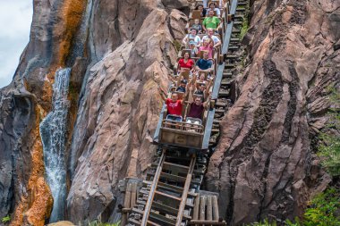 Orlando, Florida. 14 Ağustos 2019. İnsanlar Hayvanlar Alemi (54 de eğlenceli müthiş Expedition Everest rollercoaster sahip)