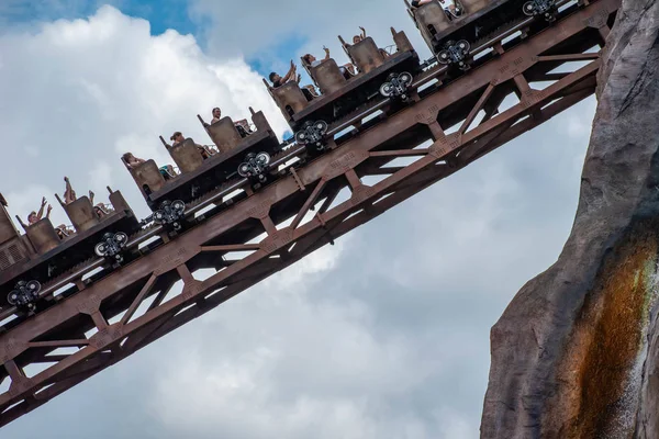 Orlando Florida Agosto 2019 Gente Disfrutando Fantástica Montaña Rusa Expedition —  Fotos de Stock