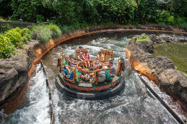 Orlando, Florida. 14 Ağustos 2019. Walt Disney World Hayvanlar Alemi'nde eğlence Expedition Everest rollercoaster olan insanlar (16)