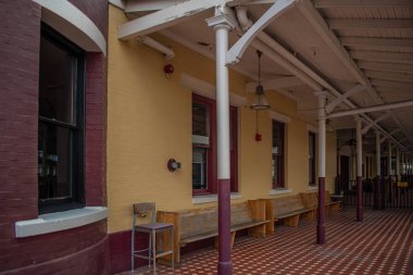 Orlando, Florida. 17 Ağustos 2019. Şehir merkezindeki Church Caddesi'ndeki eski tren istasyonunun kısmi görünümü (75).