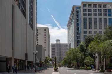 Orlando, Florida. 17 Ağustos 2019. Orange Ave. , Grand Bohemian Hotel ve Orlando City Hall şehir merkezinde kısmi görünümü (26).