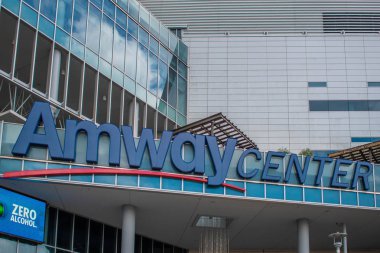 Orlando, Florida. 17 Ağustos 2019. Şehir merkezindeki Church Caddesi'ndeki Anway Center'ın en iyi görünümü (1).