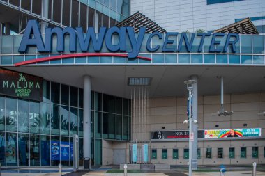 Orlando, Florida. 17 Ağustos 2019. Şehir merkezindeki Church Caddesi'ndeki Anway Center'ın en iyi görünümü (6).