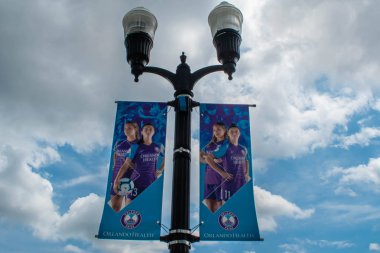 Orlando, Florida. 17 Ağustos 2019. Şehir merkezinde Orlando City takım işareti üst görünümü (102)