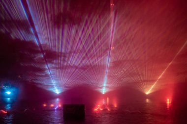 Orlando, Florida. 23 Ağustos 2019. Elektrik Okyanusu yedi denizlerde havai fişek, dans çeşmeler ve Seaworld de sis screensa featuring mevsimsel havai fişek gösterisi (6)