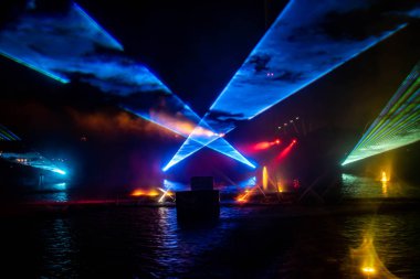 Orlando, Florida. 23 Ağustos 2019. Elektrik Okyanusu yedi denizlerde havai fişek, dans çeşmeler ve Seaworld (19 de sis screensa featuring mevsimsel havai fişek gösterisi)