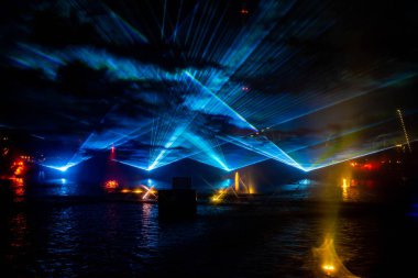 Orlando, Florida. 23 Ağustos 2019. Elektrik Okyanusu yedi denizlerde havai fişek, dans çeşmeler ve Seaworld (22 de sis screensa featuring mevsimsel havai fişek gösterisi).