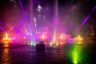 Orlando, Florida. 23 Ağustos 2019. Elektrik Okyanusu yedi denizlerde havai fişek, dans çeşmeler ve Seaworld (27 de sis screensa featuring mevsimsel havai fişek gösterisi).