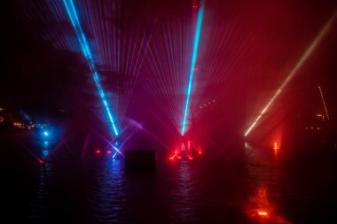 Orlando, Florida. 23 Ağustos 2019. Seaworld Elektrik Okyanusu'nda dans çeşmeler, renkli ışıklar ve sis ekranları (2).